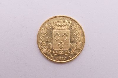 gros plan d'une pièce d'or sur une surface blanche