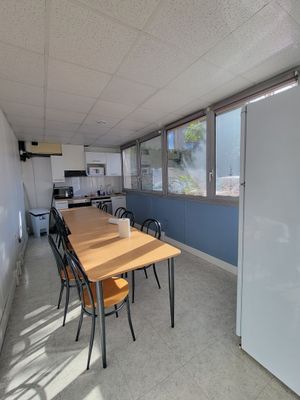 une pièce avec une table et des chaises
