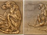deux plaques en bronze représentant des singes sur une branche et un singe assis sur une branche