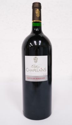 une bouteille de vin posée sur une table