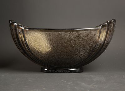 deux bols en verre posés l'un à côté de l'autre sur une table