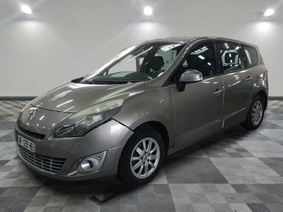 la photo d'une voiture garée dans un garage