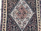 un tapis noir et blanc orné d'un motif en losanges