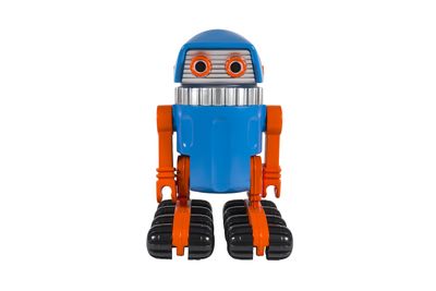 Ce robot-jouet est bleu et orange, avec des pattes orange.