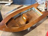 un bateau en bois posé sur une table dans un atelier