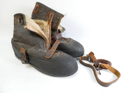 une paire de chaussures qui a été laissée par terre