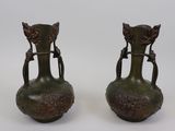 paire de vases en bronze munis d'anses de chaque côté