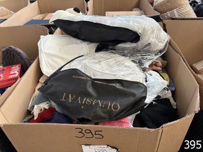 une boîte en carton remplie de vêtements et d'autres objets