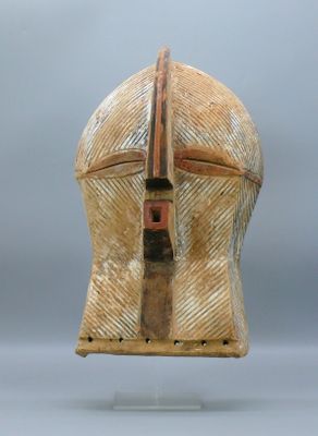 une image représentant un casque en bois posé sur un socle