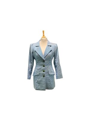une veste sur un mannequin, sur fond blanc