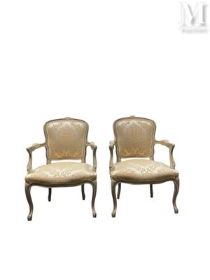 Paire de fauteuils cabriolets se style Louis XV