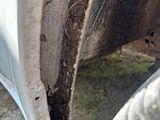 un gros plan d'un pneu de voiture couvert de saleté