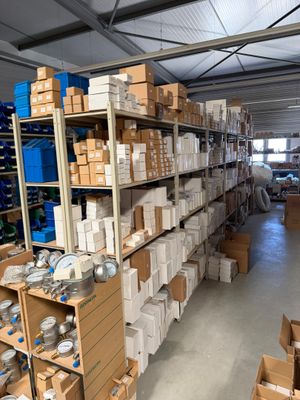 un grand entrepôt rempli de boîtes et de cartons