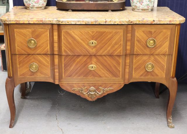 Commode à ressaut central en bois de placage marqueté, ouvrant à ...