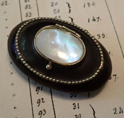 une photo d'une broche posée sur une feuille de papier
