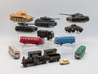 de nombreux véhicules miniatures de toutes sortes exposés sur une surface blanche