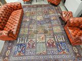 un grand tapis posé au sol dans un magasin