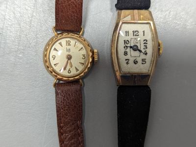 une image d'un couple de montres assises l'une à côté de l'autre