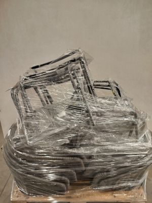 de nombreux meubles emballés dans du plastique, disposés sur une palette
