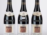 trois bouteilles de vin posées l'une à côté de l'autre sur une table