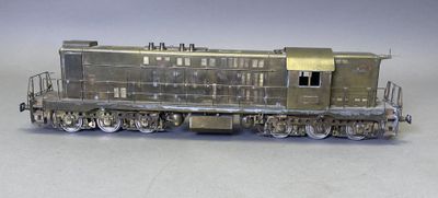 un petit train posé sur une table