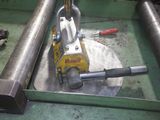 une photo d'une machine qui travaille sur une pièce de métal