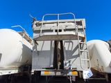 un camion garé sur le côté de la route