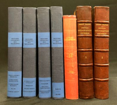 Quatre vieux livres sont alignés les uns à côté des autres sur une étagère