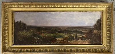 une peinture à l'huile représentant un paysage, dans un cadre doré, accrochée au mur