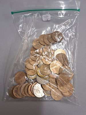 un sac rempli de pièces de monnaie posé sur une table