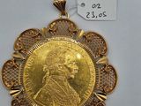 gros plan d'une médaille d'or sur une surface blanche
