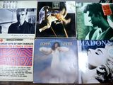 beaucoup de CD de musique sur la table