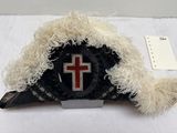 un chapeau blanc orné d'une croix rouge sur le dessus