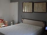 un lit situé au milieu d'une pièce