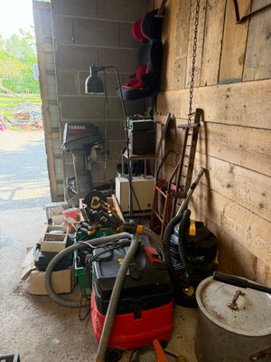 un garage rempli d'outils et une borne d'incendie