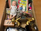 une boîte remplie de jouets et un livre posés sur une table