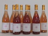 six bouteilles de vin sont alignées sur une table