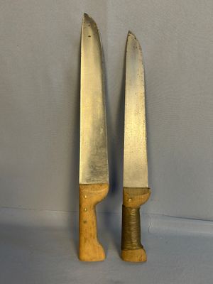 deux couteaux posés l'un à côté de l'autre sur une table