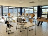 de nombreuses tables et chaises dans une pièce avec un foo foo foo foo foo foo foo foo foo foo foo foo foo foo foo foo foo