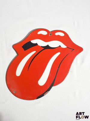 le logo « Tongue » des Rolling Stones sur un t-shirt blanc
