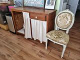 une chaise placée devant une armoire