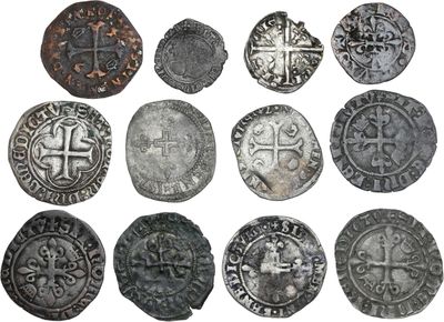 un gros plan sur un tas de vieilles pièces de monnaie posées sur une surface blanche