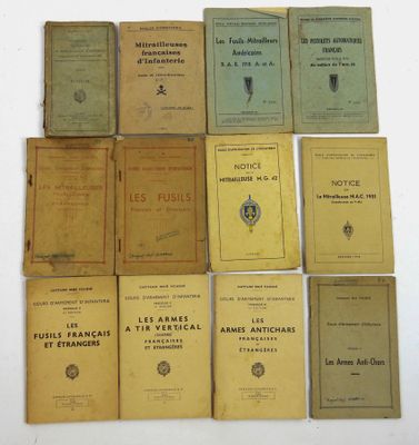 plusieurs livres sont empilés sur une table