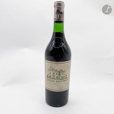 une bouteille de vin posée sur une table