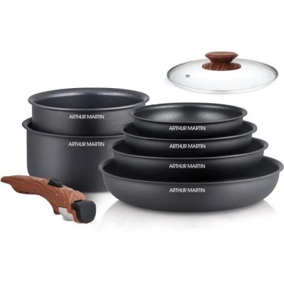 une image représentant un ensemble de casseroles et de poêles dotées d'un manche en bois