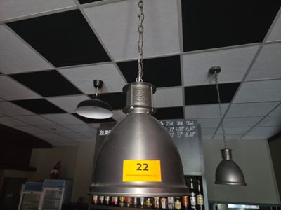 une lampe suspendue au plafond d'un restaurant