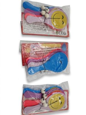 trois cuillères en plastique ornées de smileys sont emballées dans des sachets en plastique