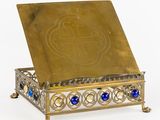 boîte plaquée or ornée de perles de verre bleues et d'une croix