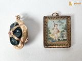 deux bijoux posés sur une surface blanche