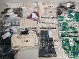 beaucoup de vêtements posés sur une table